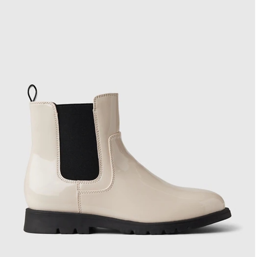 🆕 GAP stylish patent Cream and Black Boots Size 4 kids